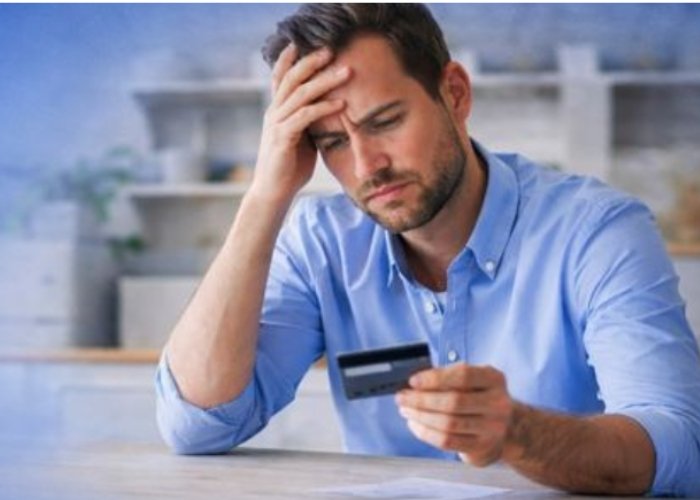 Rating de Crédito - Homem preocupado quando ve sua análise de rating financeiro